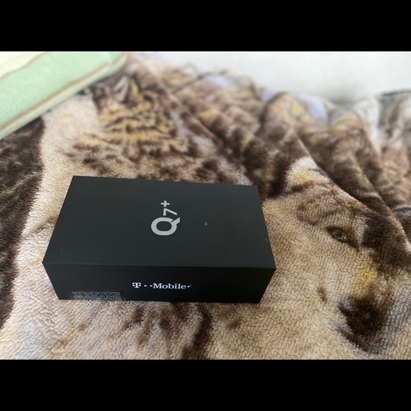 *BRAND NEW* LG Q7+ - Picture 2 of 9